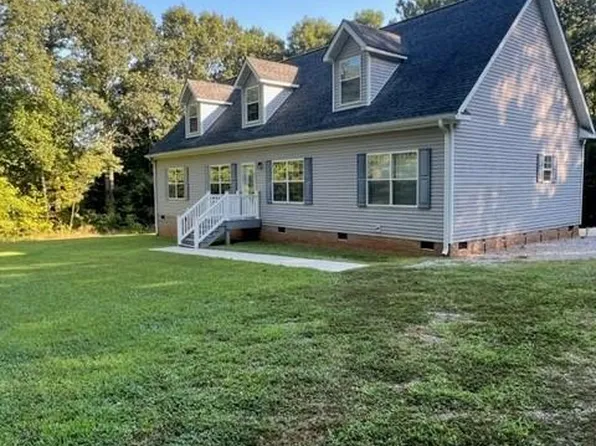 548 Cliffside Dr, Bracey, VA 23919