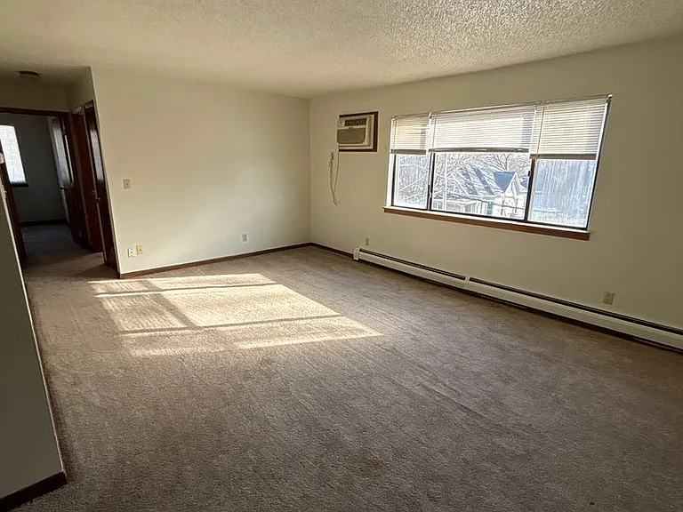 1012 E Burlington St — Photo 8