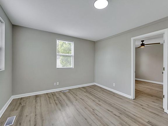 5th image of 3201 Scott St