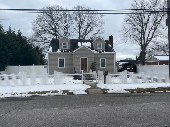 249 47th St, Lindenhurst, NY 11757