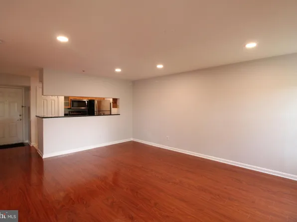 3315 Wyndham Cir APT 3225, Alexandria, VA 22302