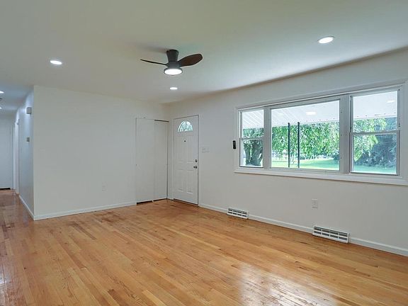 3rd image of 426 Linden St