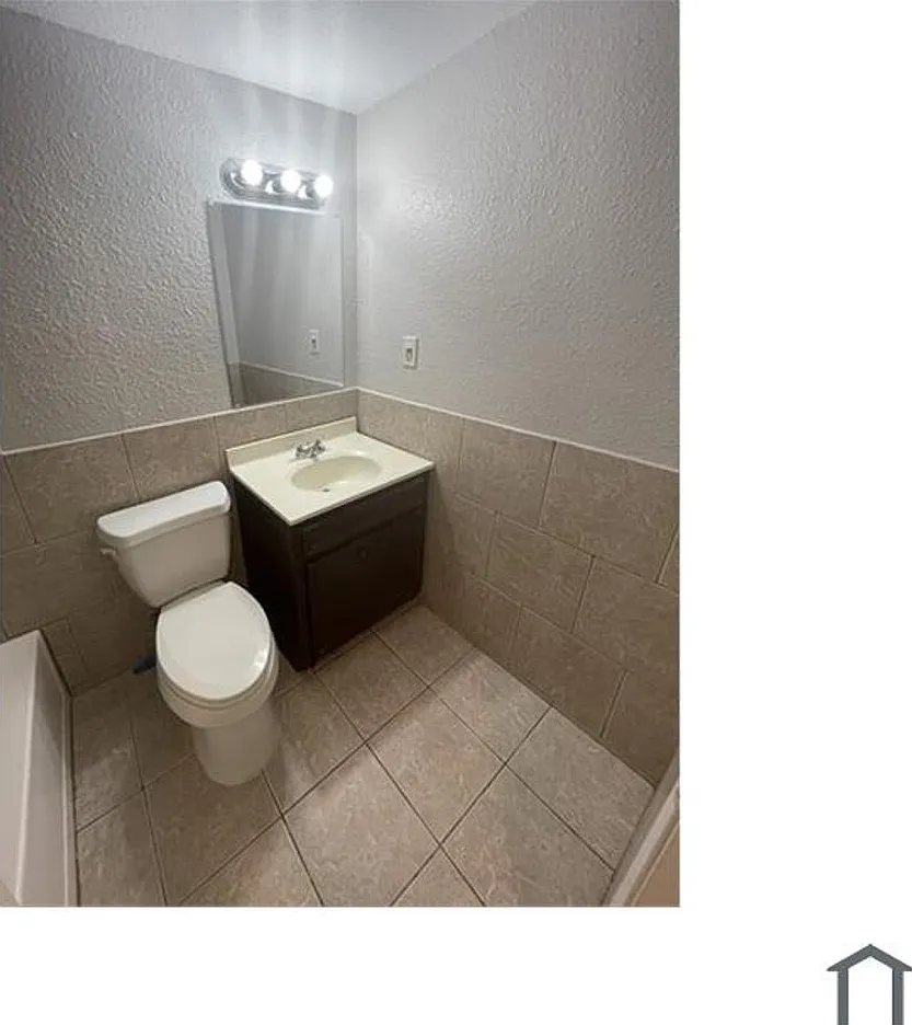 Discover your dream home in this beautifully renovated four-bedroom, two-bathroom house. — Photo 2