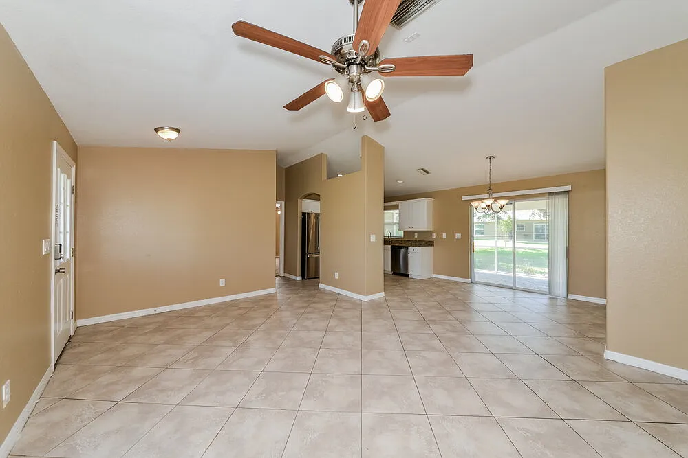3 bed, 2.0 bath, 1241 sqft, $1,710 — Photo 4