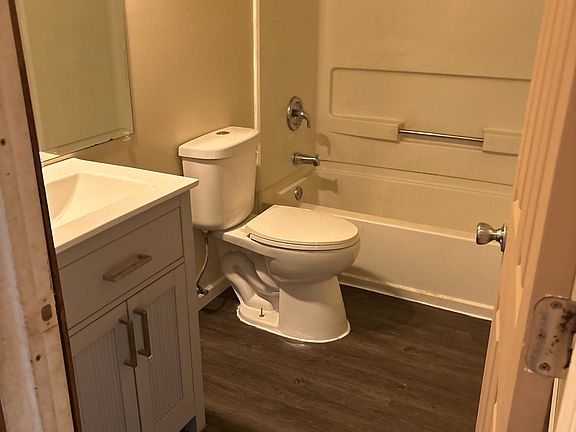 5th image of 913 Hawthorne St