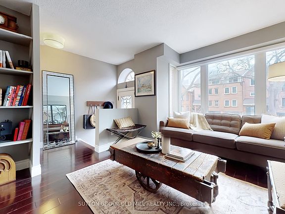 4th image of 223 Berkeley St