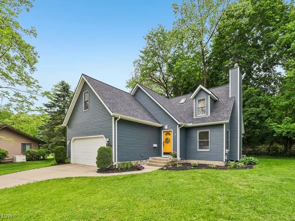 540 Ravine View Dr, Akron, OH 44303