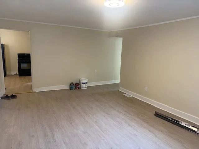 115 W Commercial St — Photo 8