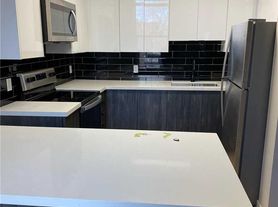 140 Simcoe St