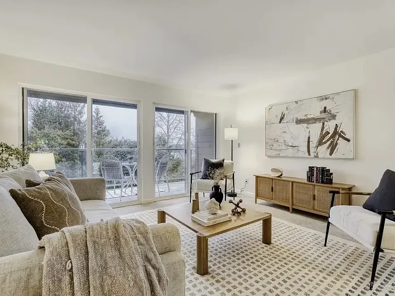 2501 Canterbury Ln E #215 — Photo 4