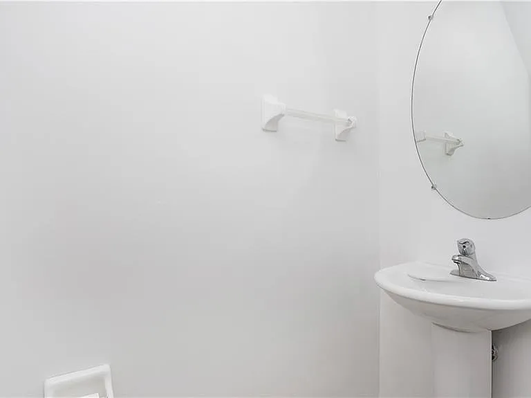 880 Hampton Cir — Photo 17