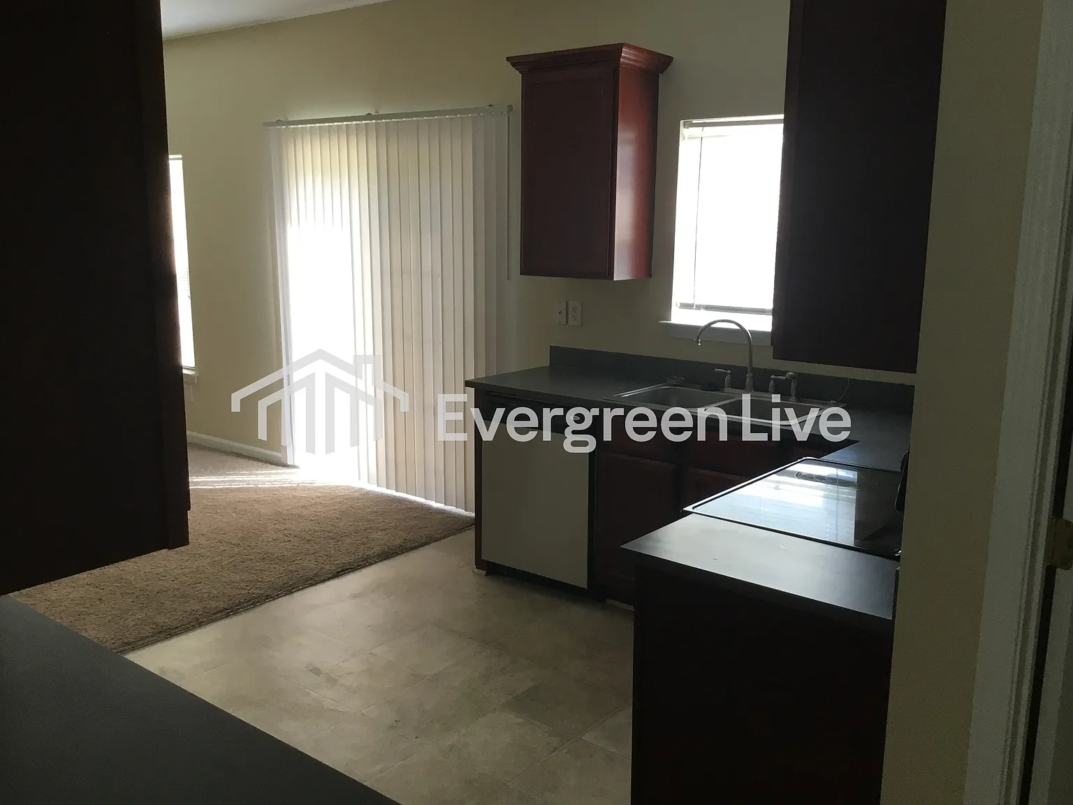 4 bed, 2.5 bath, 1948 sqft, $2,095 — Photo 2