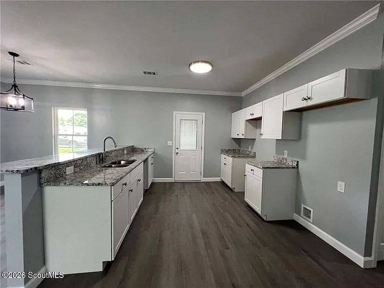 909 E 3rd St — Photo 10