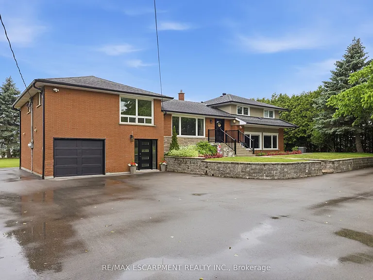 891 Centre Rd — Photo 2