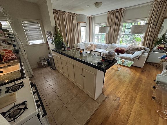 4th image of 1930 Argyle Ave APT 9