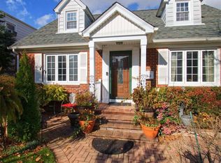 33 Park Ave, Garden City Park, NY 11040