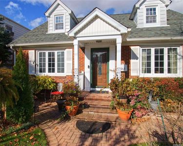 33 Park Avenue, Garden City Park, NY, 11040