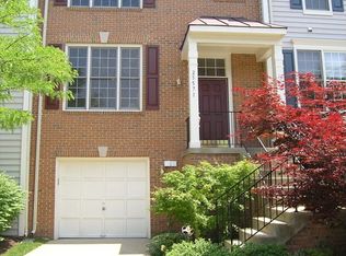 25571 Gwynneth Sq, Chantilly, VA 20152