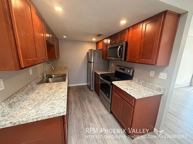 Glendale Groves — Photo 10