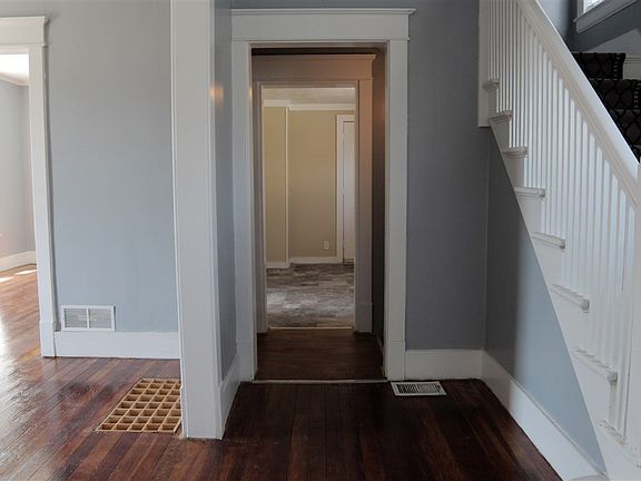 3rd image of 605 S Logan St