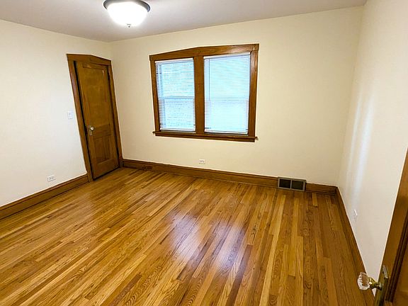 3rd image of 1017 S Oak Park Ave