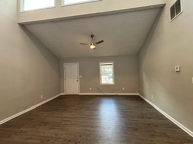 2 bed, 924 sqft, $1,300 — Photo 2