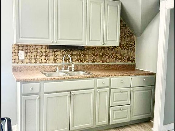 3rd image of 124 Harold St Floor 3