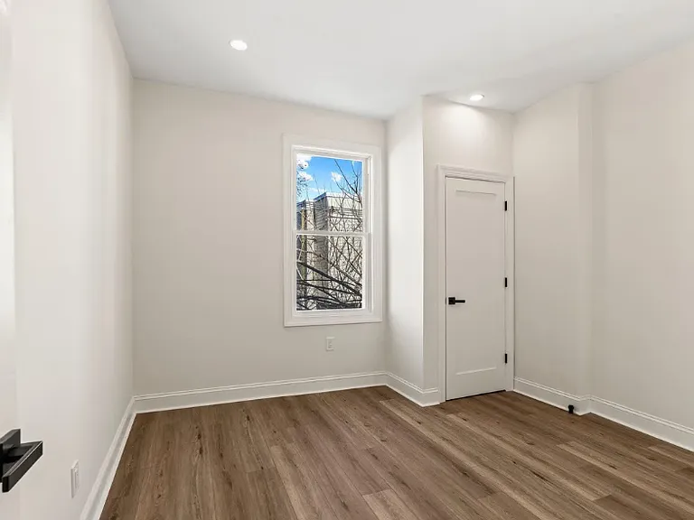 2921 W Oxford St — Photo 18