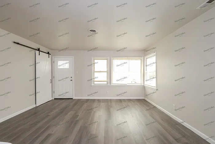 3 bed, 1.0 bath, 1110 sqft, $1,595 — Photo 3