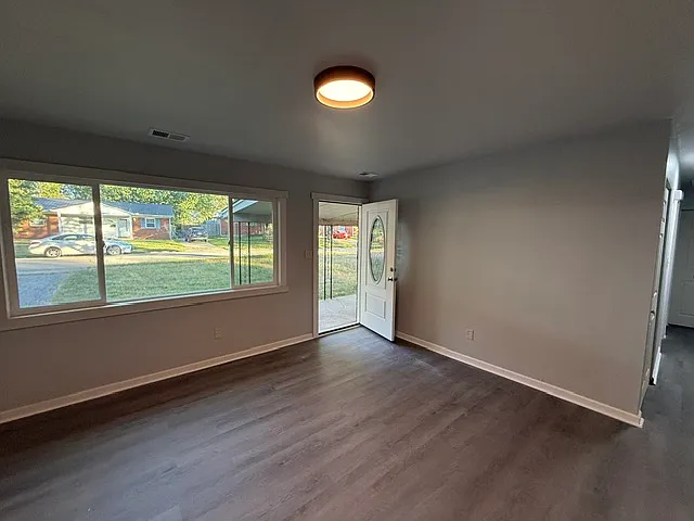 3 bed, 1.5 bath, 1400 sqft, $1,700 — Photo 2