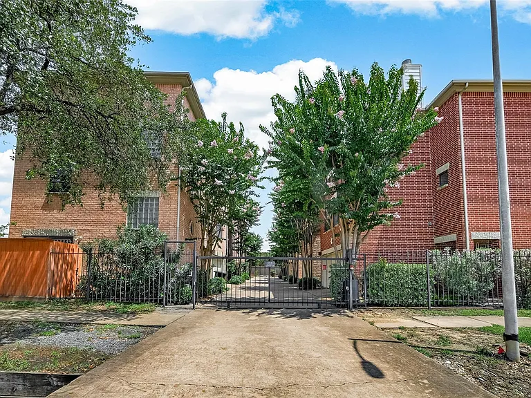 733 W 22nd St #D — Photo 37