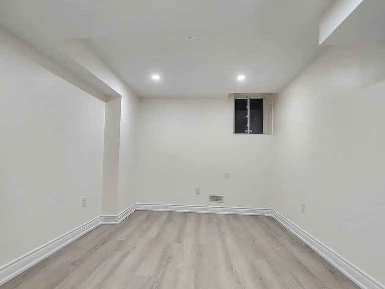 2238 Gladacres Ln #BASEMENT — Photo 4