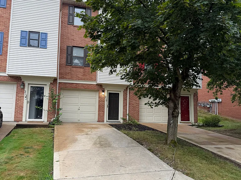 210 Woodhaven Dr — Photo 2