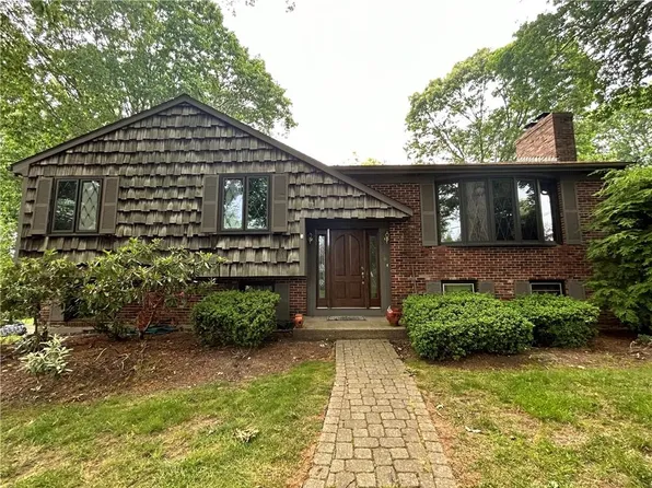 18 Sandra Dr, Bristol, RI 02809