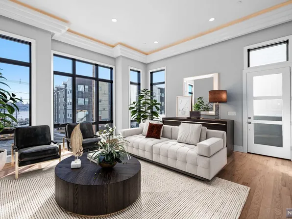 230 Undercliff Ave #B, Edgewater, NJ 07020