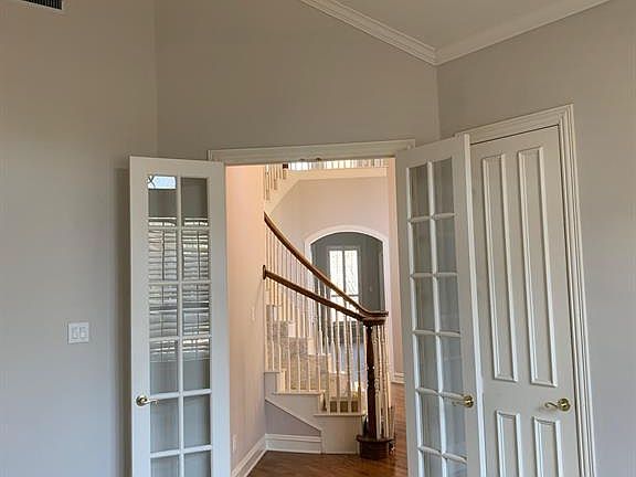 5th image of 812 Parkwood Ct