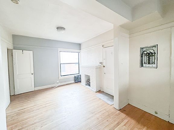 2nd image of 841 W Cornelia Ave #843-1S