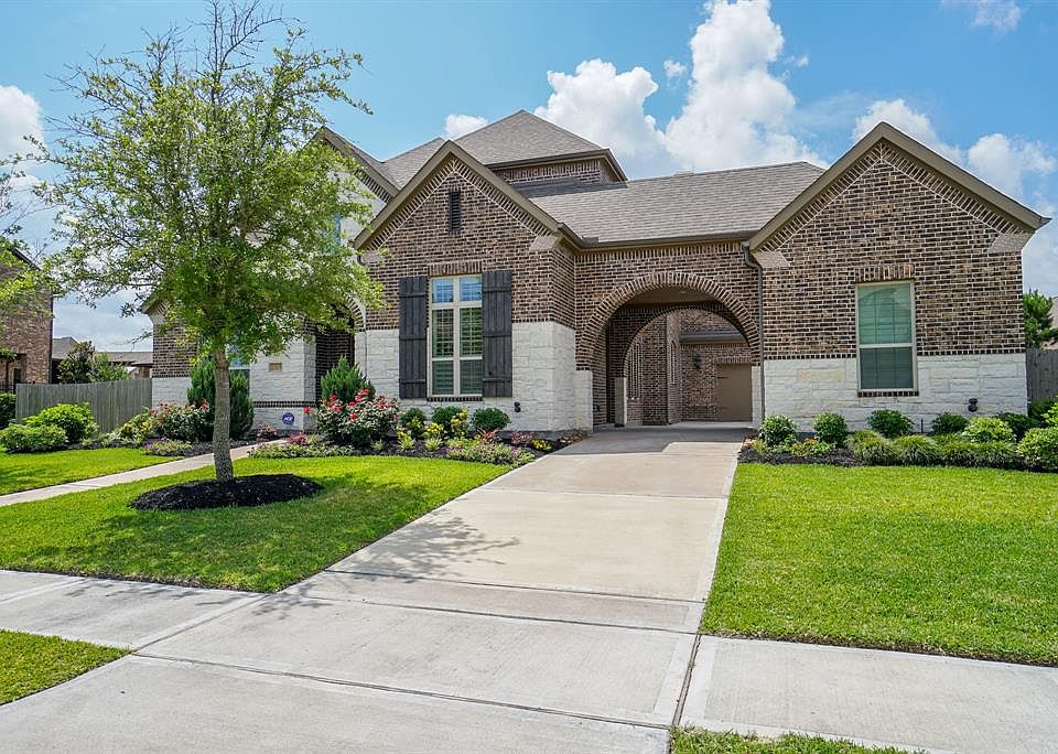 Welcome to 21019 Aqua Bay Court in the 100 foot lot section of Sterling Lake Estates in Fairfield!