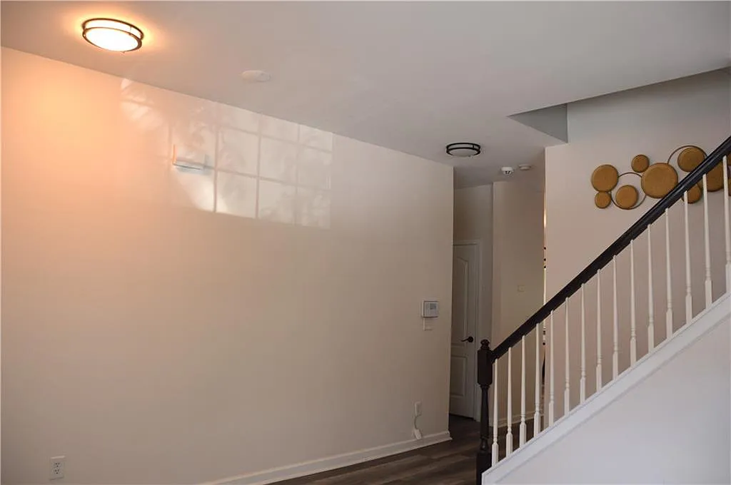 3 bed, 2.5 bath, 1662 sqft, $1,990 — Photo 3