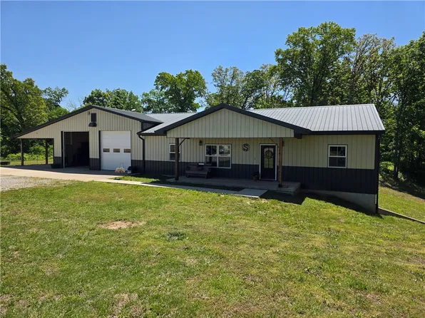 3082 E 300 North Rd, Stewardson, IL 62463