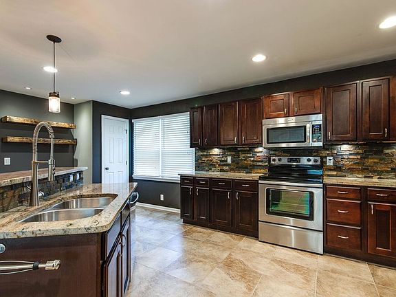 4th image of 2106 Crystal Dr
