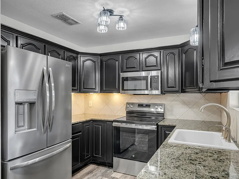 1803 Bluebonnet Ln — Photo 12
