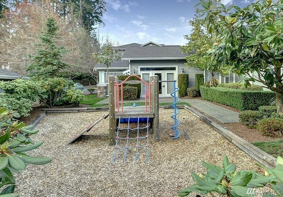 2nd image of 12712 Admiralty Way APT E102