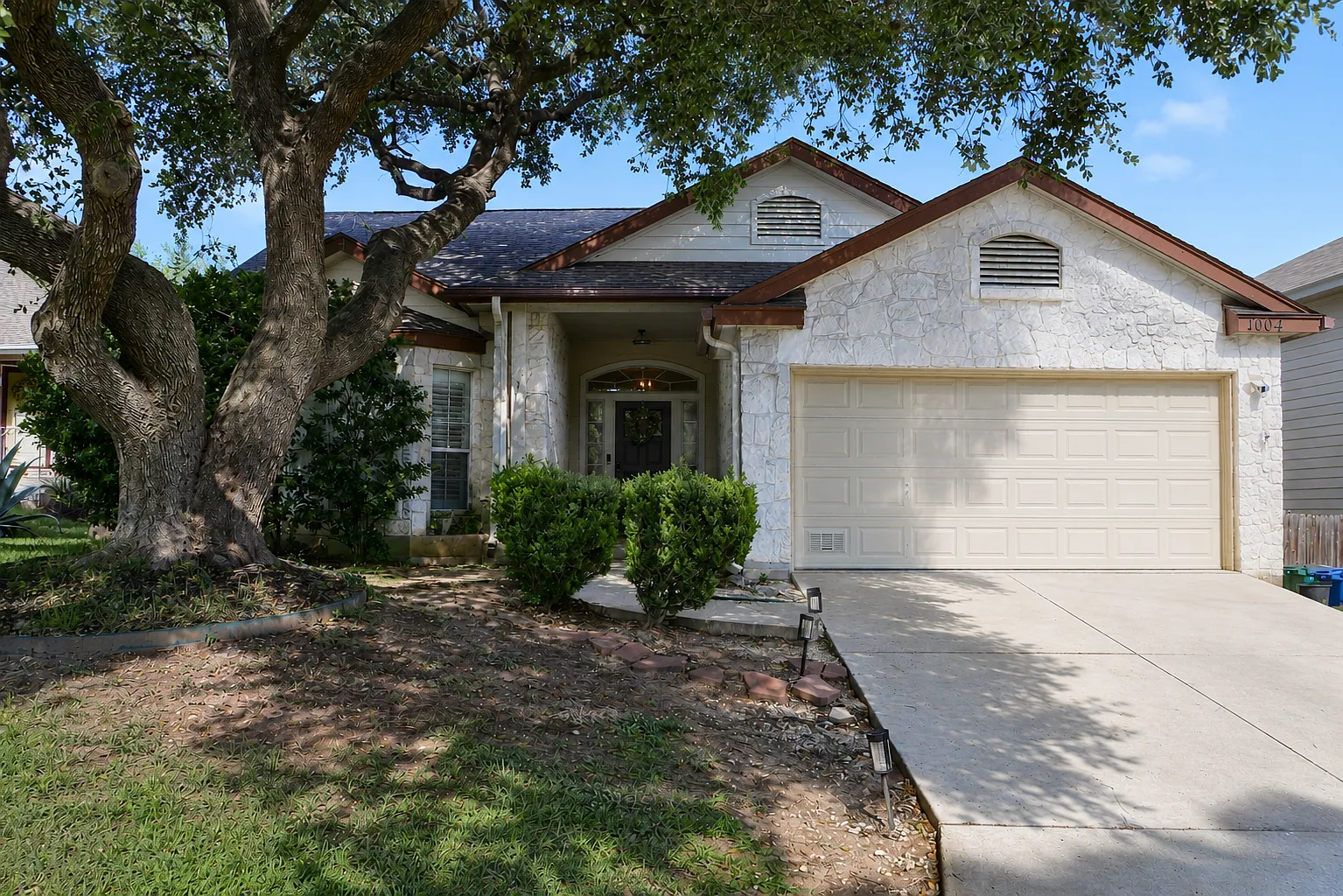 1004 Cougar Country — Photo 1