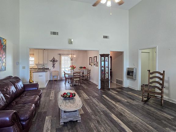 5th image of 215 Cypress St