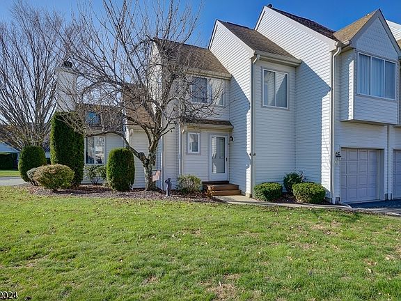 2nd image of 17 Franklin Ct #17
