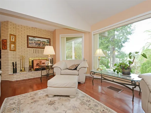 1055 Thistlewood Dr, Saanich, BC V8X 4Z7