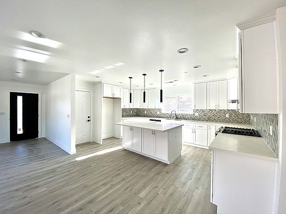 5th image of 220 Newbridge St