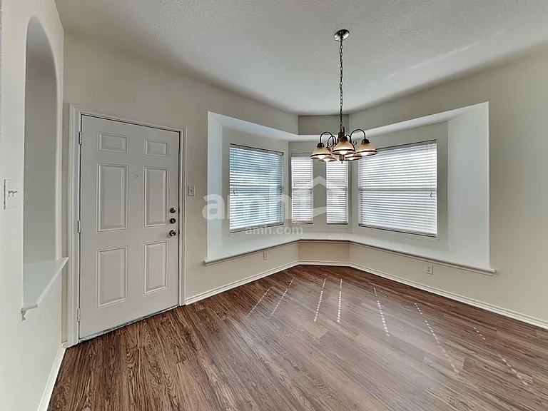 617 Bur Oak Dr — Photo 4