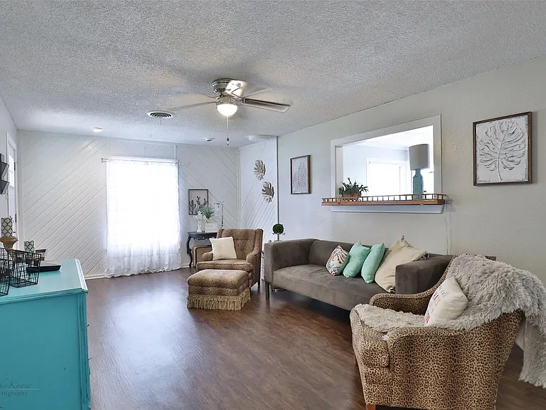 218 College Dr — Photo 3